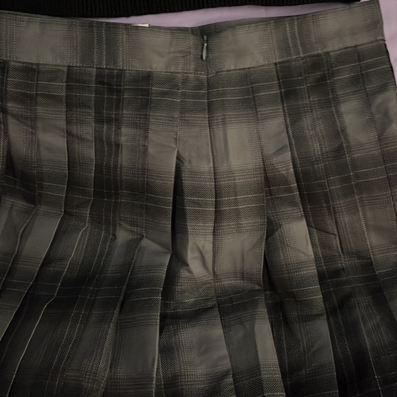 Black and gray plaid skirt - Picture 2 of 5